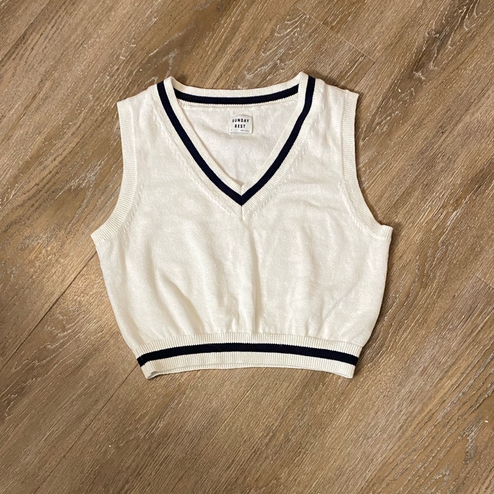 Aritzia Cream Knit V-Neck Cropped Sweater Vest with Navy Trim